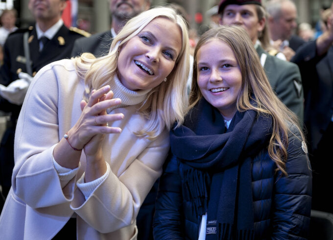Kronprinsessen og Prinsesse Ingrid Alexandra i Bergen i dag. Foto: Carina Johansen / NTB Scanpix